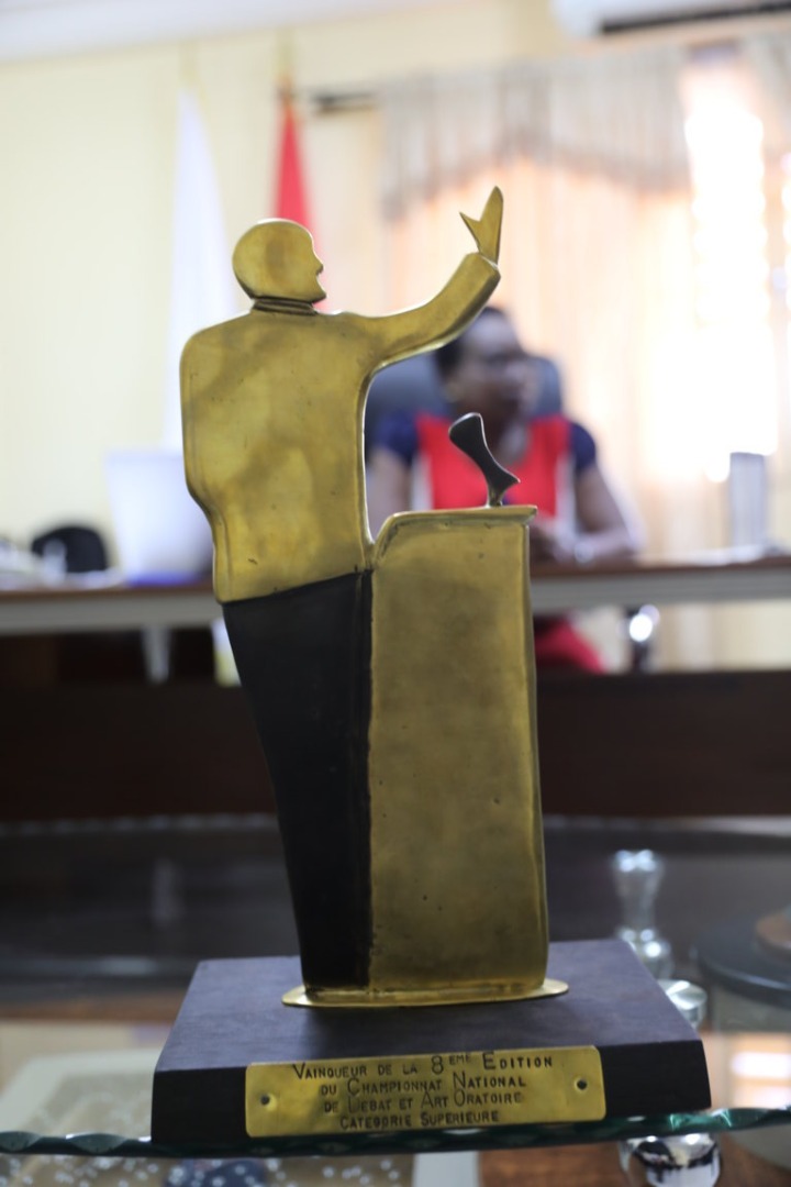 Championnat National de Débat et d’Art Oratoire : les lauréats présentent le trophée à l’administration
